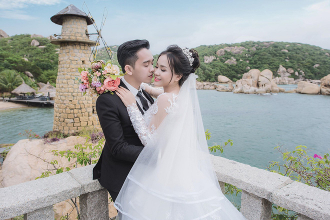 Hình ảnh chú rể khóc như mưa trong ngày cưới vì thương bố mẹ vợ đã gả con gái cho mình khiến cộng đồng mạng xôn xao Hình ảnh chú rể khóc như mưa trong ngày cưới vì thương bố mẹ vợ đã gả con gái cho mình khiến cộng đồng mạng xôn xao